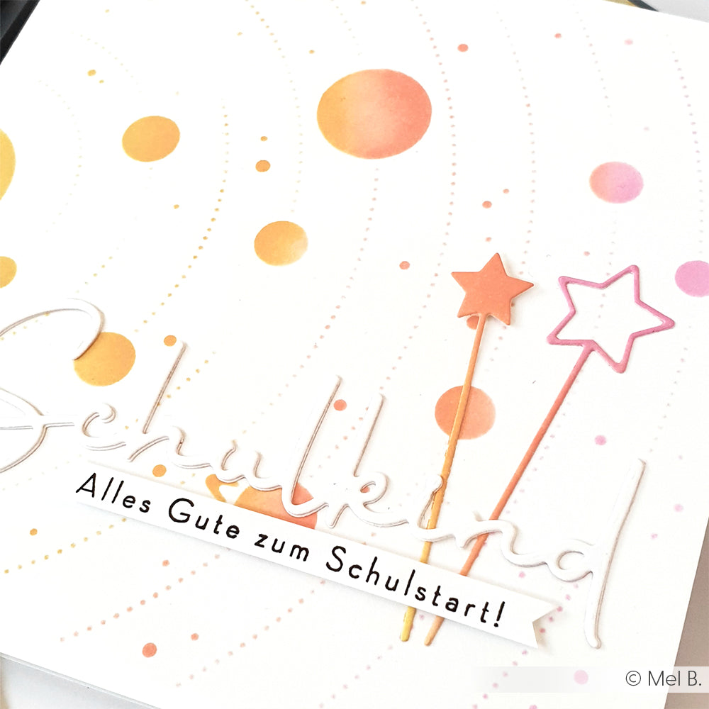 Alexandra Renke Grußkarte mit Sternen, Punkten und "Alles Gute zum Schulstart!" auf Weiß - ideal zum Kombinieren mit Designpapieren oder zum Akzentuieren mit Motivstanze 3 Zauberstäbe.