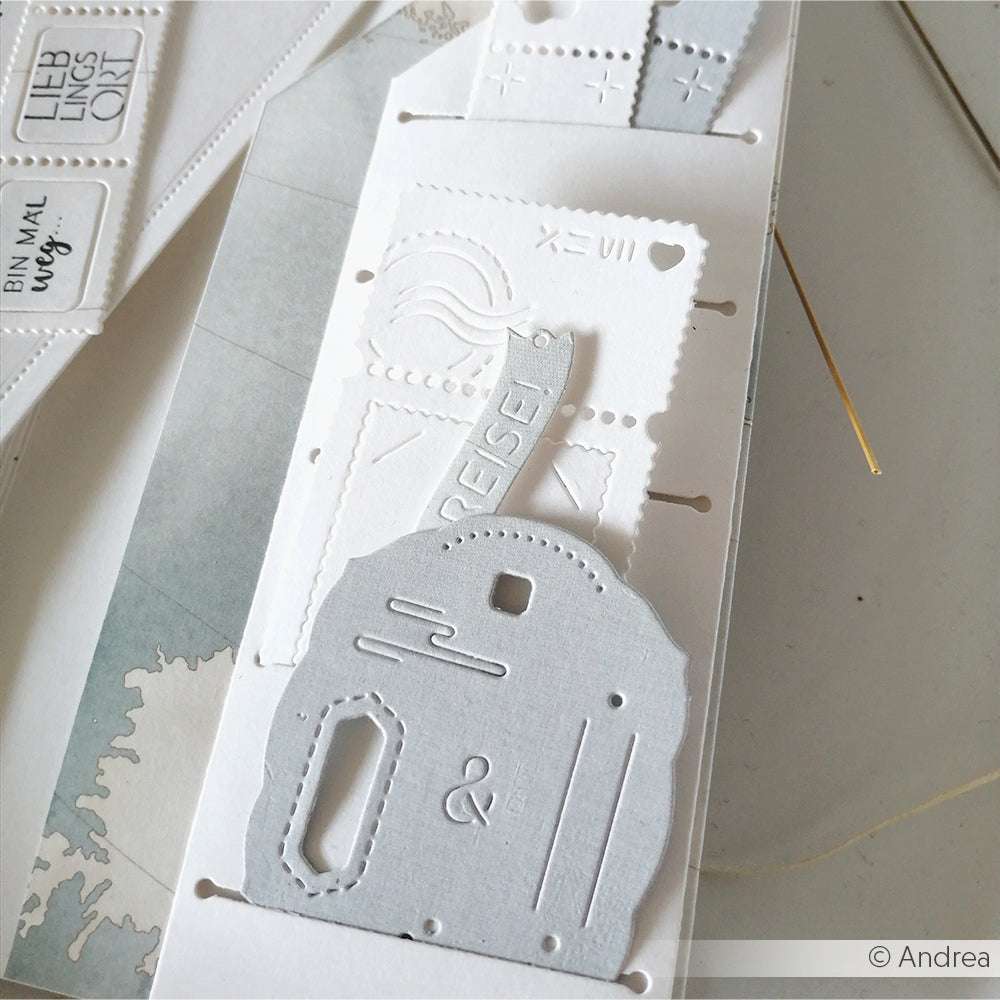 Eine Nahaufnahme von filigranen, gestanzten Alexandra Renke Designpapieren, die zum Basteln auf eine weiße Karte gelegt wurden und die Präzision der Alexandra Renke Stanzsysteme unterstreichen.