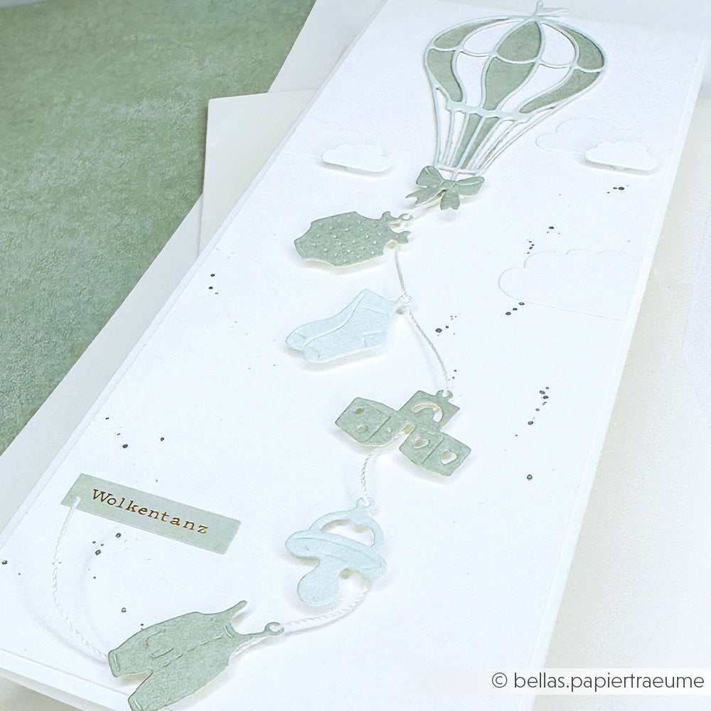 Handgefertigte Karte von Alexandra Renke mit einem Heißluftballon und Ausschnitten zum Thema Baby, gestaltet auf hellem Hintergrund mit Designpapierstempeln für charmante Details.