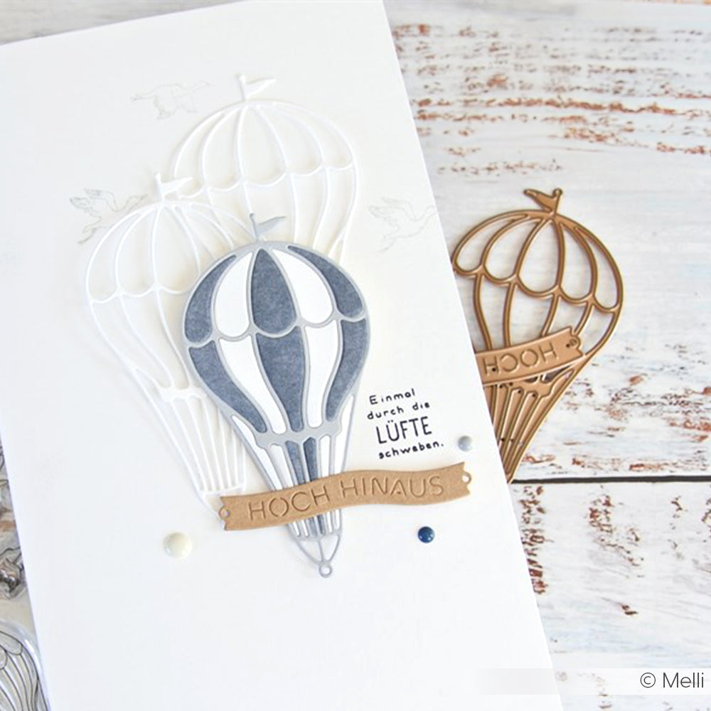Handgefertigte Karte mit drei Heißluftballons aus Alexandra Renke Designpapieren und einer Motivstanze Heißluftballon, mit dem Text "Hoch hinaus" und "Einmal durch die Lüfte schweben".