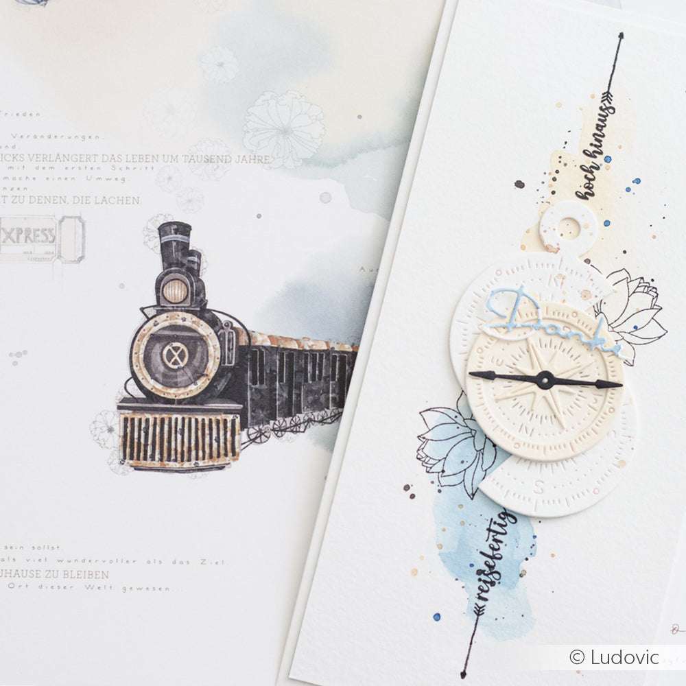 Die Illustration eines alten Zuges passt zu einer weißen Karte mit einer Uhr, blauen Blumendetails und subtilen Alexandra-Renke-Akzenten für einen charmanten Look.