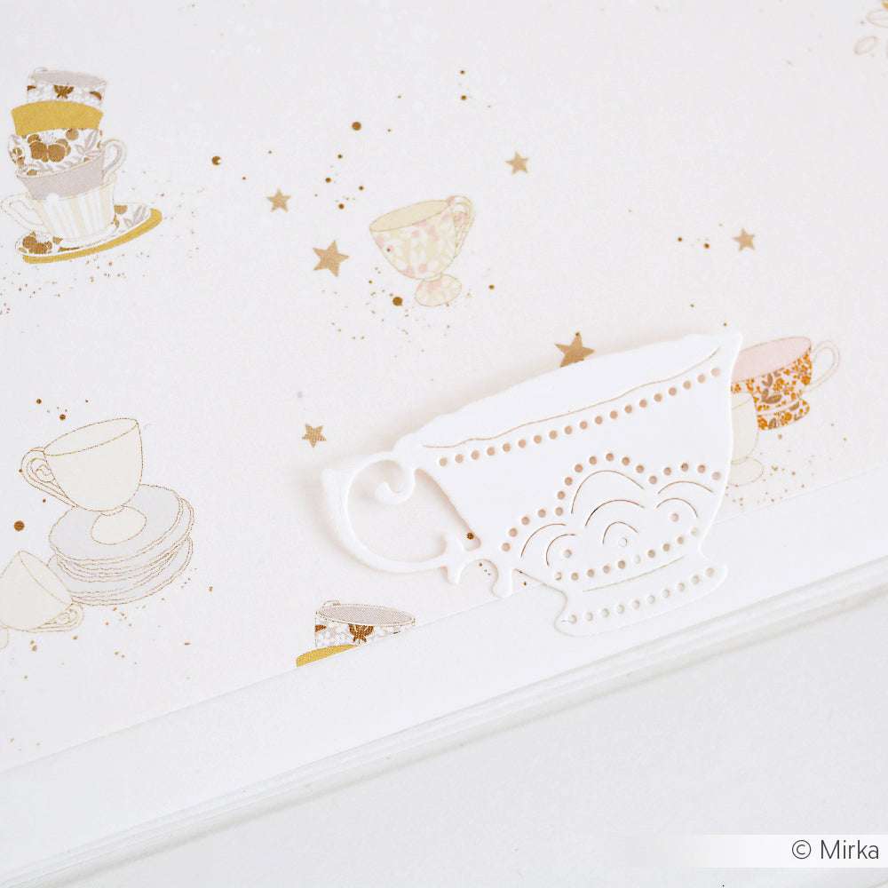 Weiße Karte von Alexandra Renke mit geprägter Teetasse, Teekanne, goldenen Sternen und pastellfarbenen Teetassen - ideal zur Präsentation der Motivstanze Sammeltasse oder zur Aufwertung Ihrer Designpapiere-Sammlung.