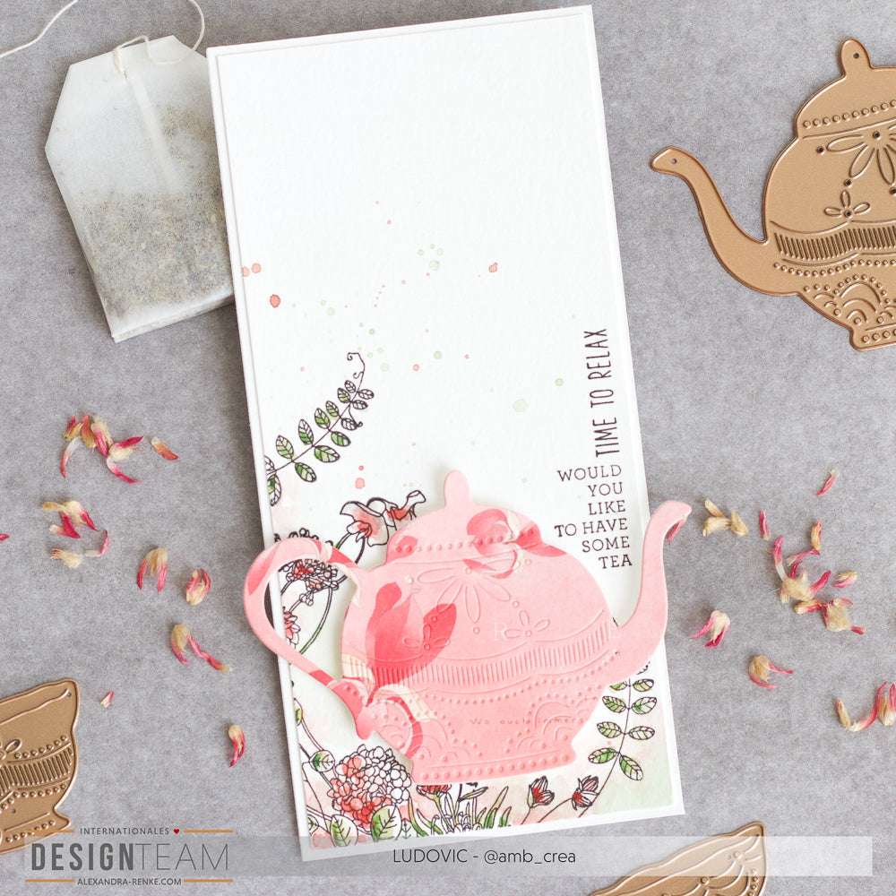 Handgefertigte Karte von Alexandra Renke mit einer rosafarbenen Teekanne, gestaltet mit Designpapieren und einer Motivstanze Teekanne, verziert mit floralen Akzenten und dem Text "Möchten Sie einen Tee trinken?".