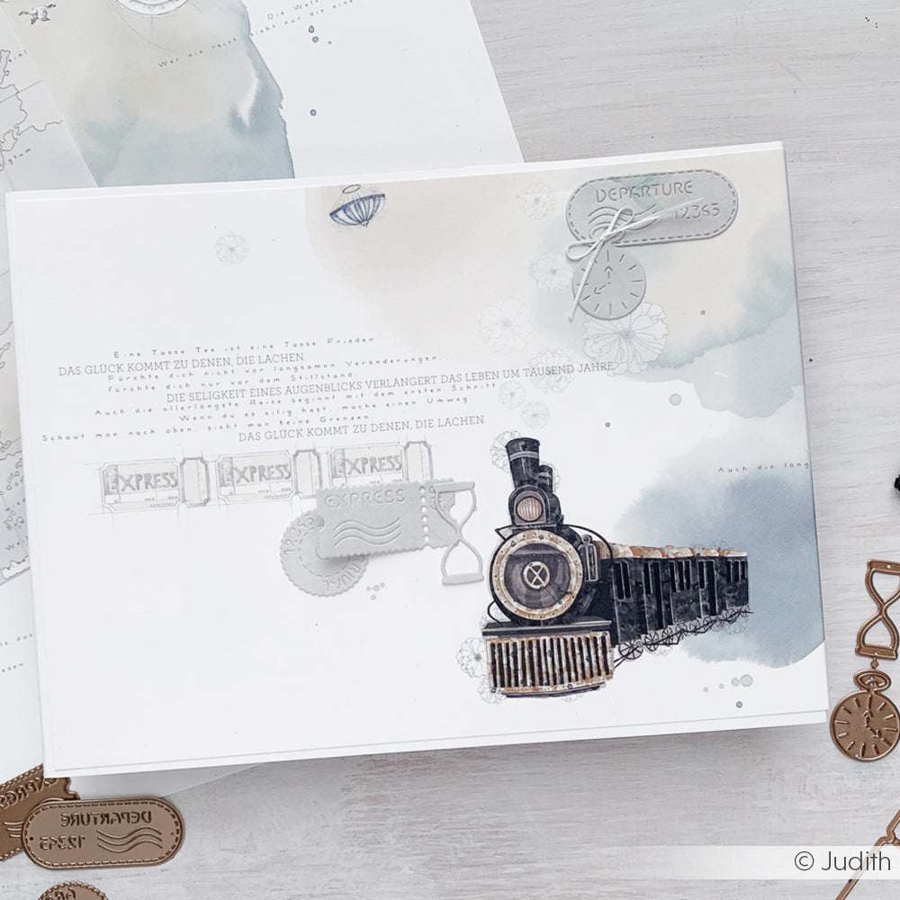 Eine Vintage-Zug-Illustration mit metallischen Anhängern und sanften Aquarell-Akzenten auf hellem Hintergrund, hergestellt mit dem Alexandra Renke Motivstanze Tickets Express Stanzsystem für komplizierte Details.