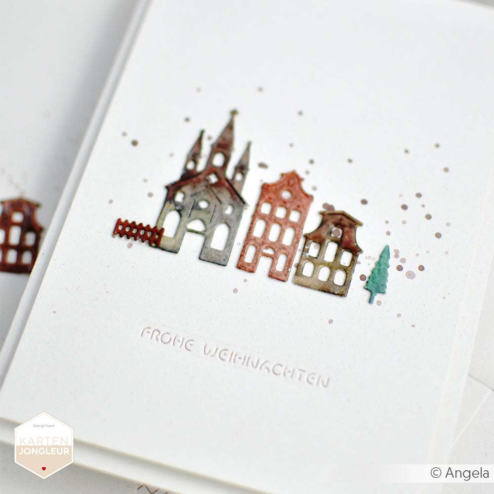 Minimalistische Weihnachtskarte aus Alexandra Renke Designpapier mit ausgestanzten Dorfhäusern mit dem Mini-Stadthäuser Stanz- und Prägesystem. Mit Kirche, Baum und geprägtem Text "Frohe Weihnachten" darunter.