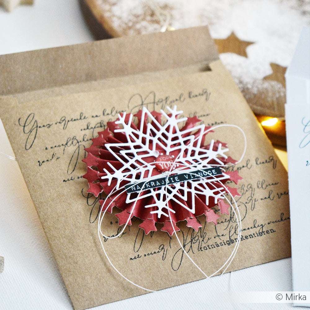 Handgefertigte Weihnachtskarte von Alexandra Renke, gestaltet mit Designpapier und geschichteten roten und weißen Schneeflocken auf braunem Bastelpapier. Mit tschechischem Text und präzisen Details mit DieCut Systemen.