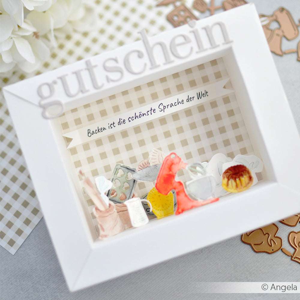 Schattenbox mit Backminiaturen aus dem Alexandra Renke Motivstanze Backhelfer-Set und Designpapieren, mit "Gutschein"-Schriftzug und einem netten deutschen Backspruch.