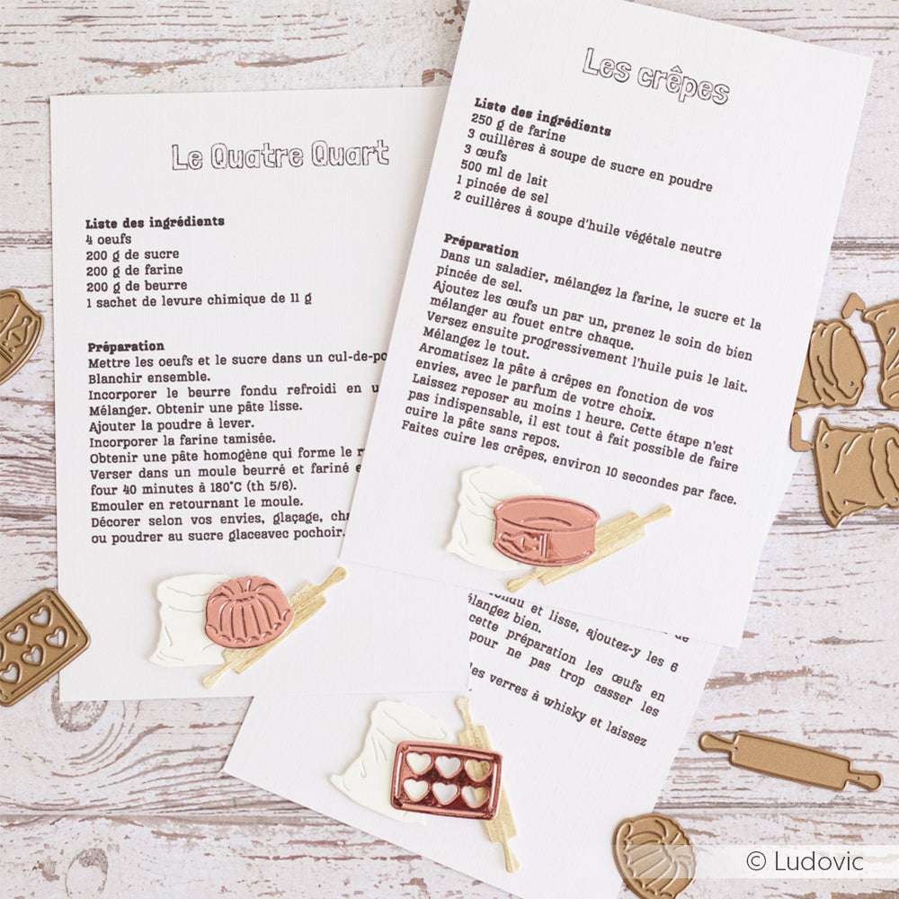 Zwei französische Rezeptkarten mit Dekorationen zum Thema Backen, umgeben von kleinen Küchenutensilien, die mit den Stanzformen Stanzsysteme und Motivstanze Backutensilien-Set von Alexandra Renke ausgestanzt wurden.