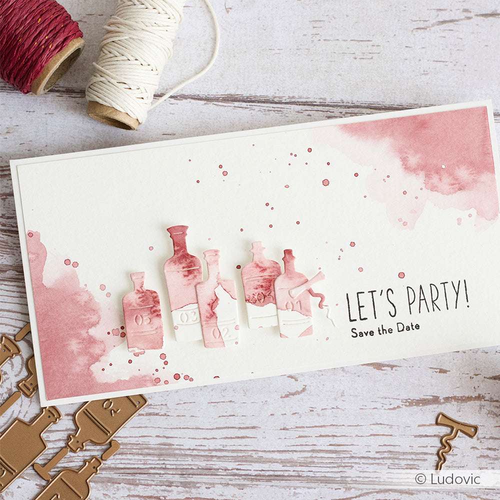 Handgemachte "Let's Party!" Save the Date-Karte von Alexandra Renke mit rosa Flaschenausschnitten, die mit Stanzformen und Aquarellspritzern gestaltet wurden.