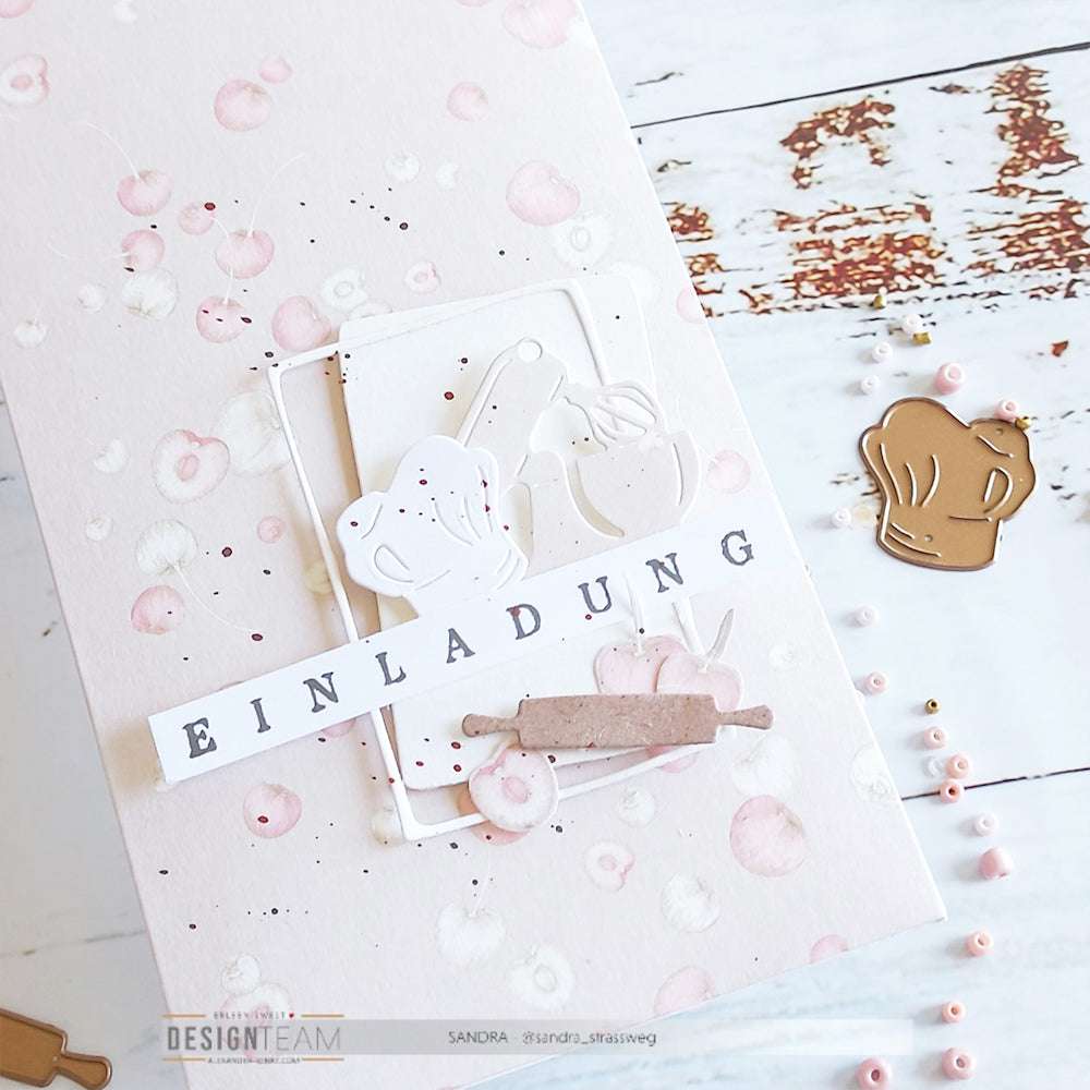 Rosa-weiße Einladungskarte von Alexandra Renke mit Backmotiven, hergestellt mit Motivstanze Kochmützen und DieCut Systemen, mit dem Schriftzug "EINLADUNG" auf der Vorderseite.