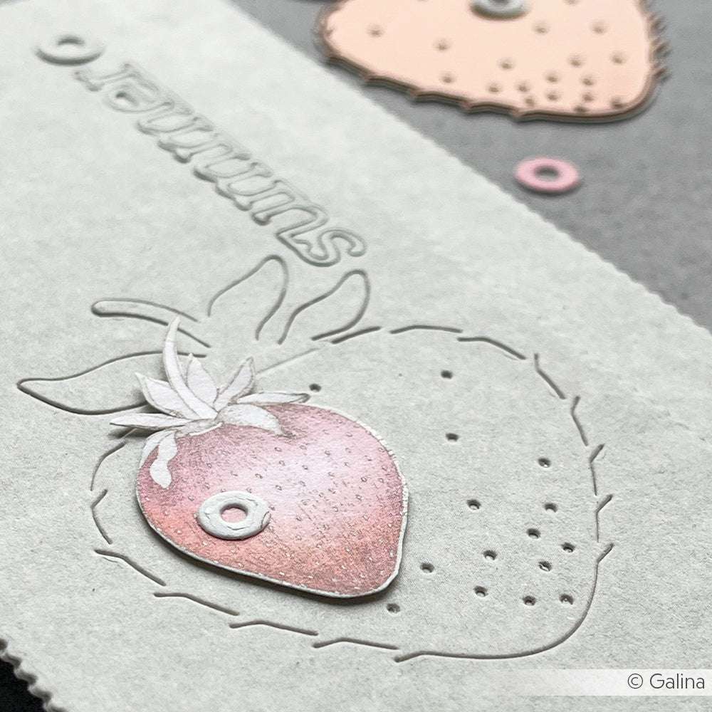 Eine handgefertigte Karte von Alexandra Renke mit einem rosafarbenen Erdbeerausschnitt aus der Motivstanze Erdbeere und der Prägung "Sommer" auf grauem Papier.