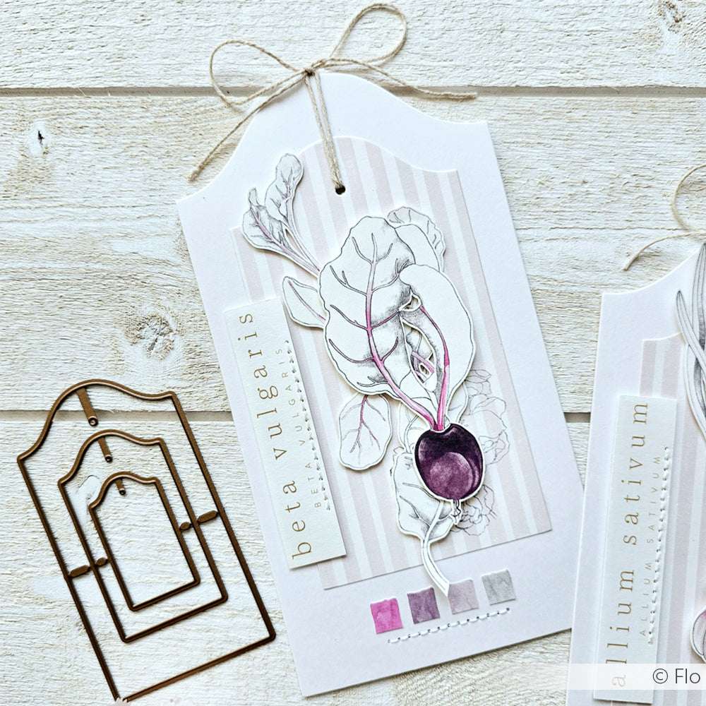 Handgefertigter Anhänger mit einer Abbildung von Roter Bete und der Aufschrift "beta vulgaris", abgebildet neben den Stanzformen Alexandra Renke Stanzen aus Stahl und Motivstanze Karniesbogen Etiketten.