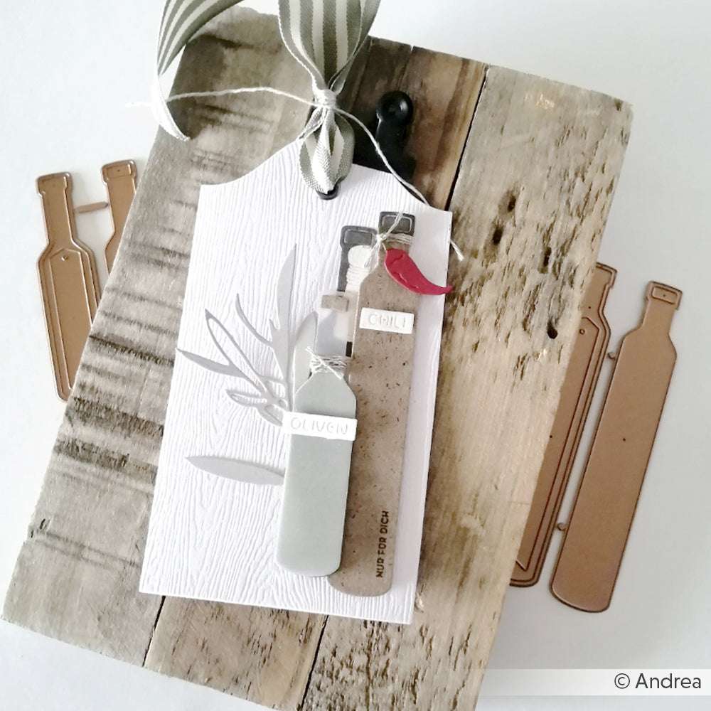 Geschenkanhänger mit zwei flaschenförmigen Verzierungen und einem Blatt, gefertigt mit der Alexandra Renke Motivstanze 'Flaschenpost', auf rustikalen Holzbrettern mit Flaschenausschnitten.