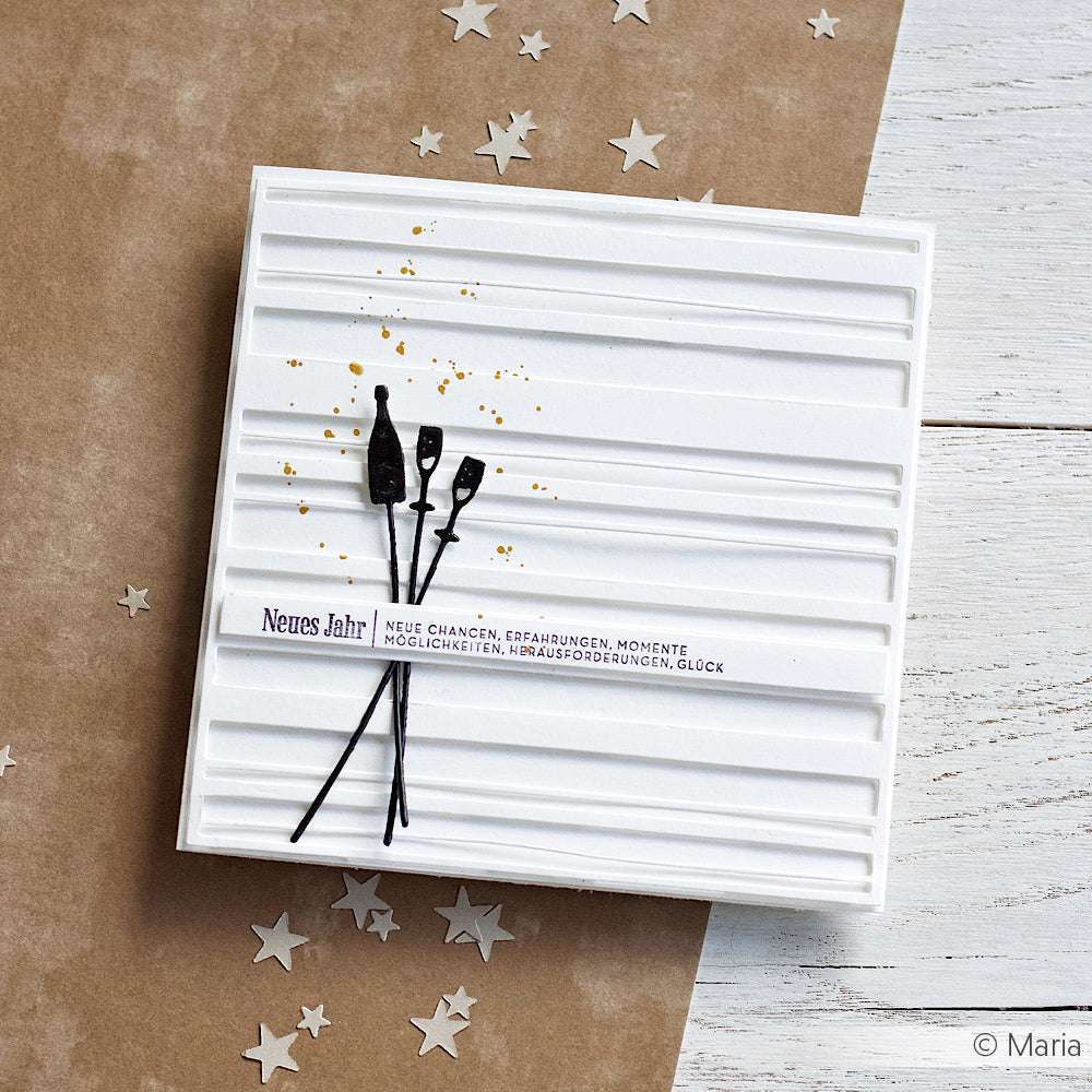 Weiße quadratische Karte mit Alexandra Renke Designpapier, erhabenen Linien, schwarzer Blumensilhouette von Motivstanze Glück am Stiel und einem deutschen Neujahrsgruß auf sternförmiger Oberfläche.