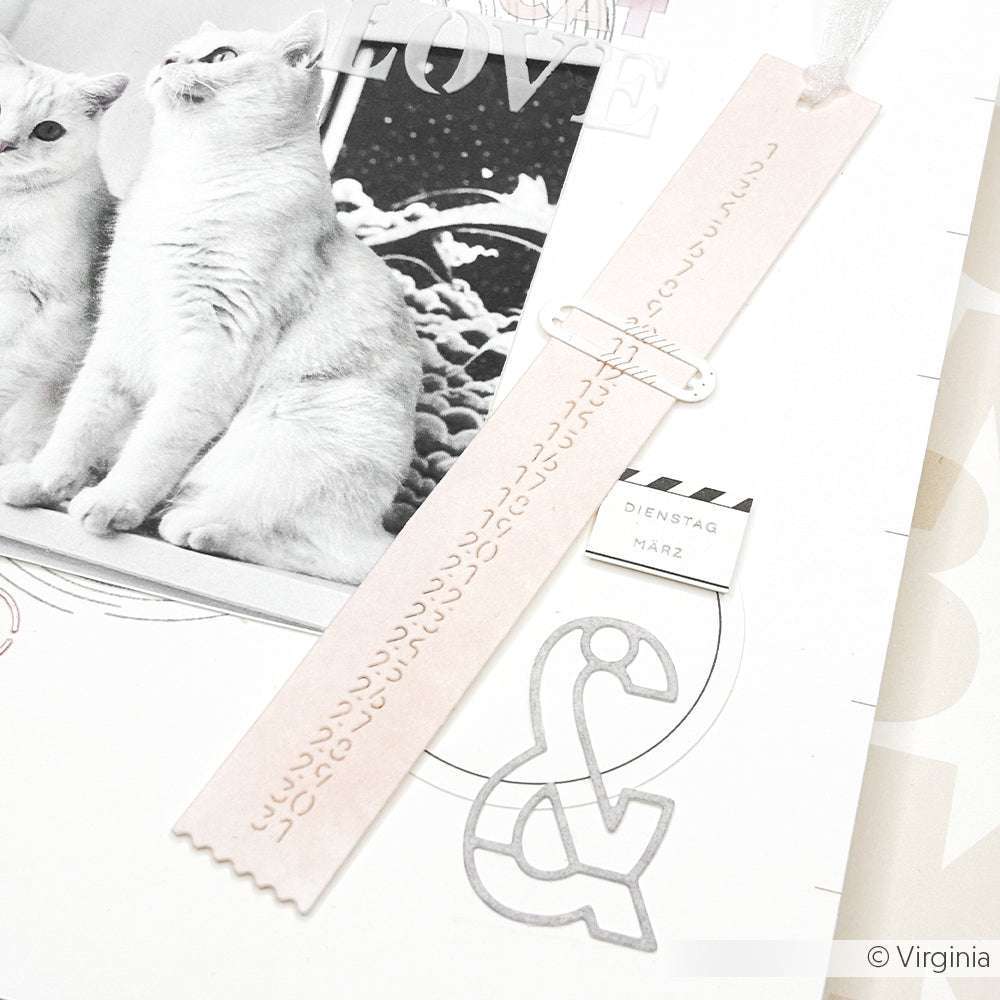 Scrapbook-Seite mit zwei Kätzchen, dekorativen Alexandra Renke Designpapieren, einer Büroklammer und dem Wort LOVE, das oben eingeprägt ist.