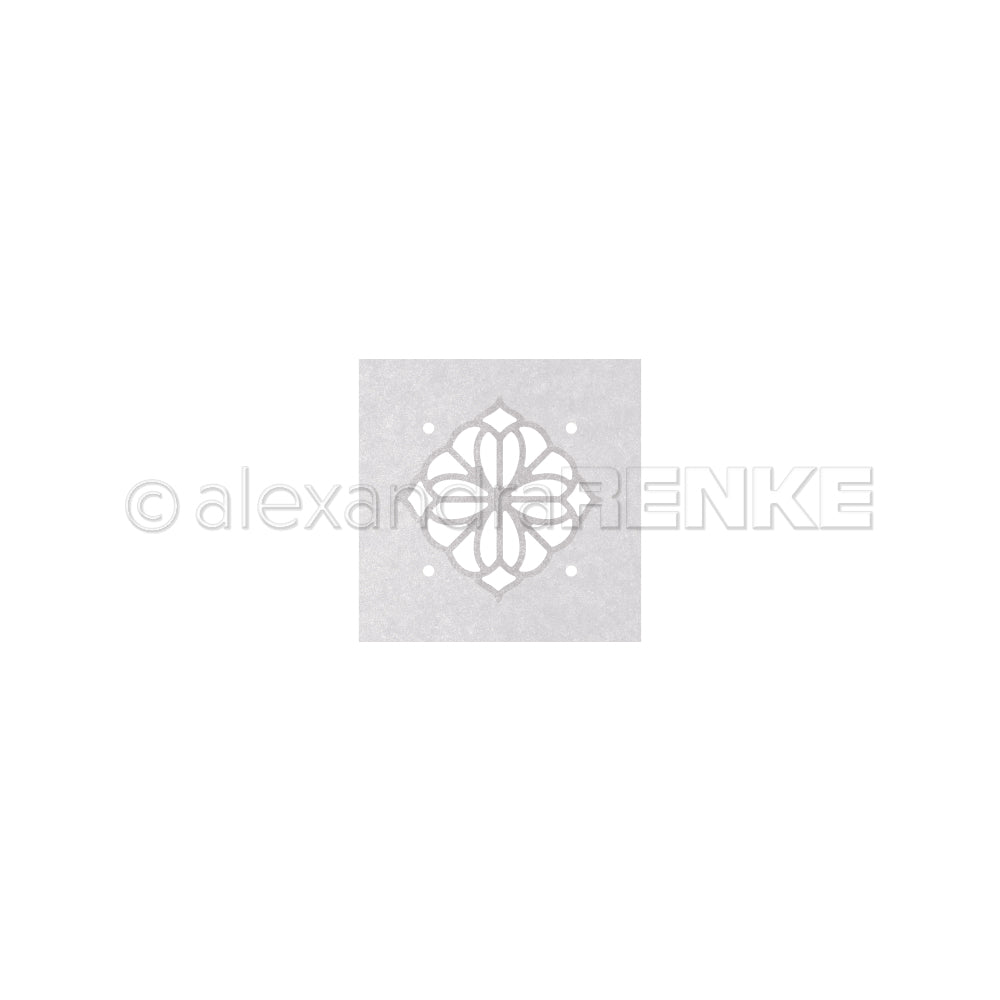 Die graue, quadratische Fliese von Alexandra Renke zeigt einen weißen, symmetrischen, floralen Ausschnitt in der Mitte, der an komplizierte Würfelmuster erinnert, vor einem schlichten weißen Hintergrund.