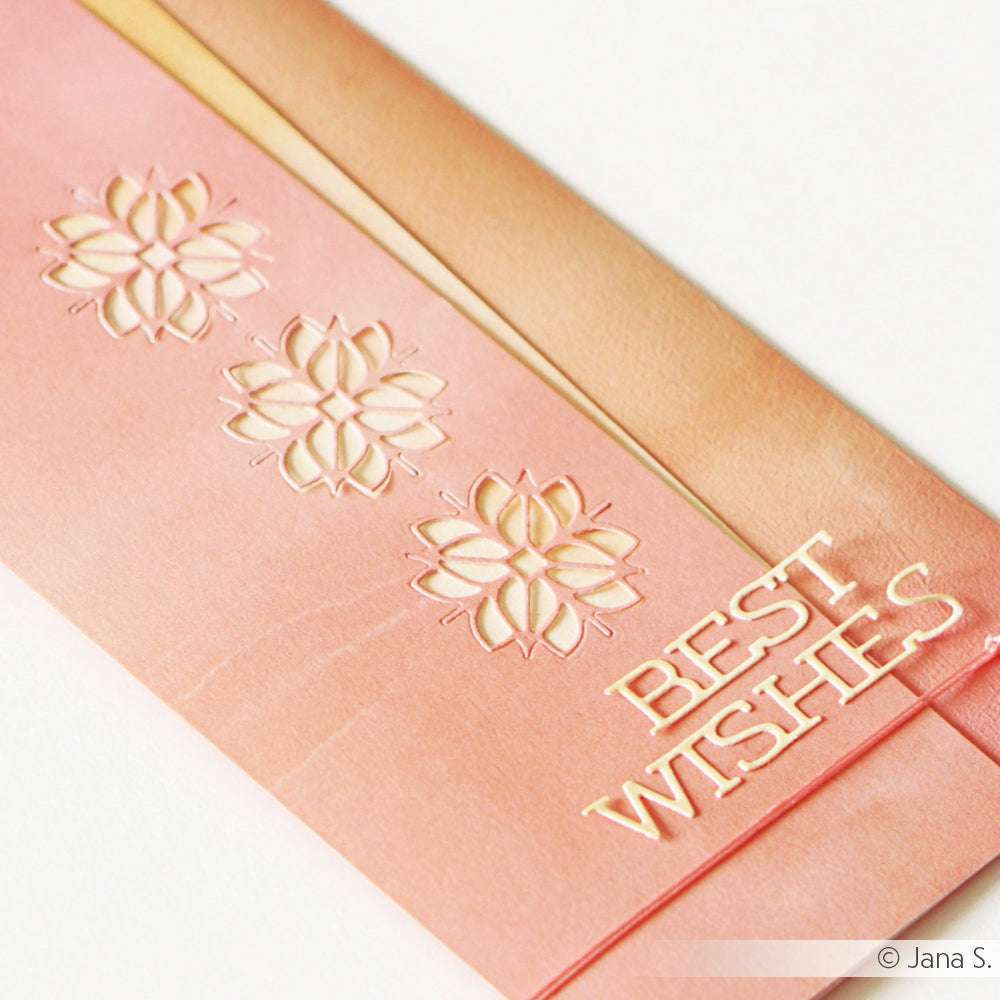 Rosa-goldene Karte von Alexandra Renke mit floralen Ausschnitten aus Stanzsystemen und eleganten Designpapieren, hervorgehoben durch BEST WISHES in goldener Schrift.