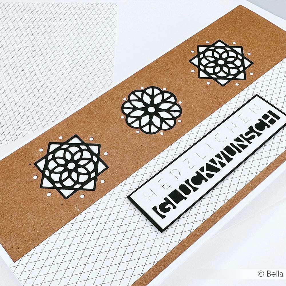 Eine Karte mit geometrischen schwarzen Motiven, die mit Alexandra Renke Motivstanze Ornament und dem deutschen Text "Herzlichen Glückwunsch" auf weißem und braunem Hintergrund von Alexandra Renke Designpapieren hergestellt wurden.