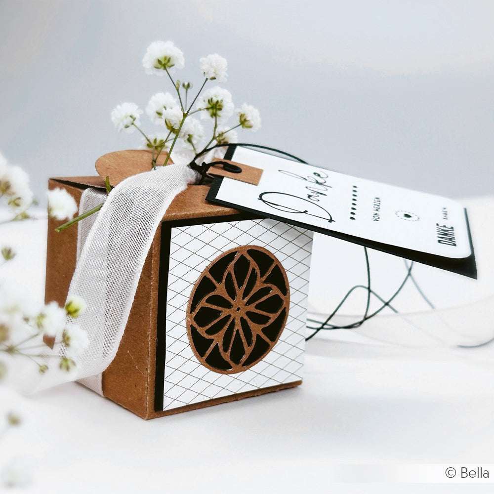 Kleine dekorative Geschenkbox von Alexandra Renke mit weißem Band, Blumenausschnitt, Dankeschön-Anhänger und Baby's Breath - ideal zum Papierbasteln.