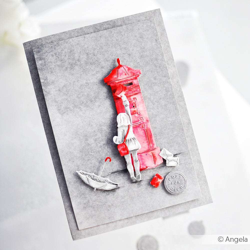 Handgemachte Karte mit einem Mädchen, das einen Brief in einen roten Briefkasten wirft, mit grauem Hintergrund und dezenten roten Akzenten. Die Karte wurde mit dem Alexandra Renke Motivstanze Brieffreundin Set hergestellt und hat einen besonderen Charme.