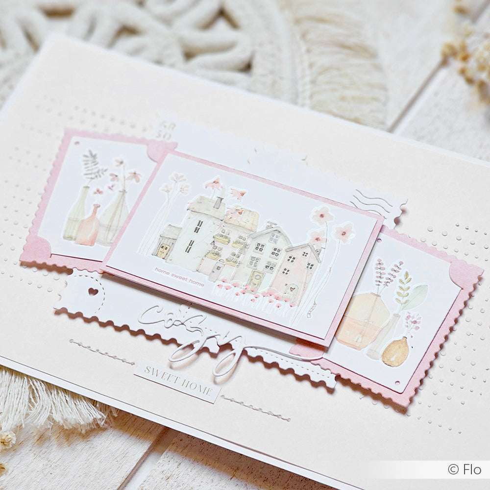 Handgefertigte Karte mit pastellfarbenen Hausillustrationen, floralen Akzenten und dem Text "Sweet Home" auf weißem Strukturpapier, das mit Designpapieren von Alexandra Renke gestaltet wurde, die für zusätzliche Eleganz sorgen.