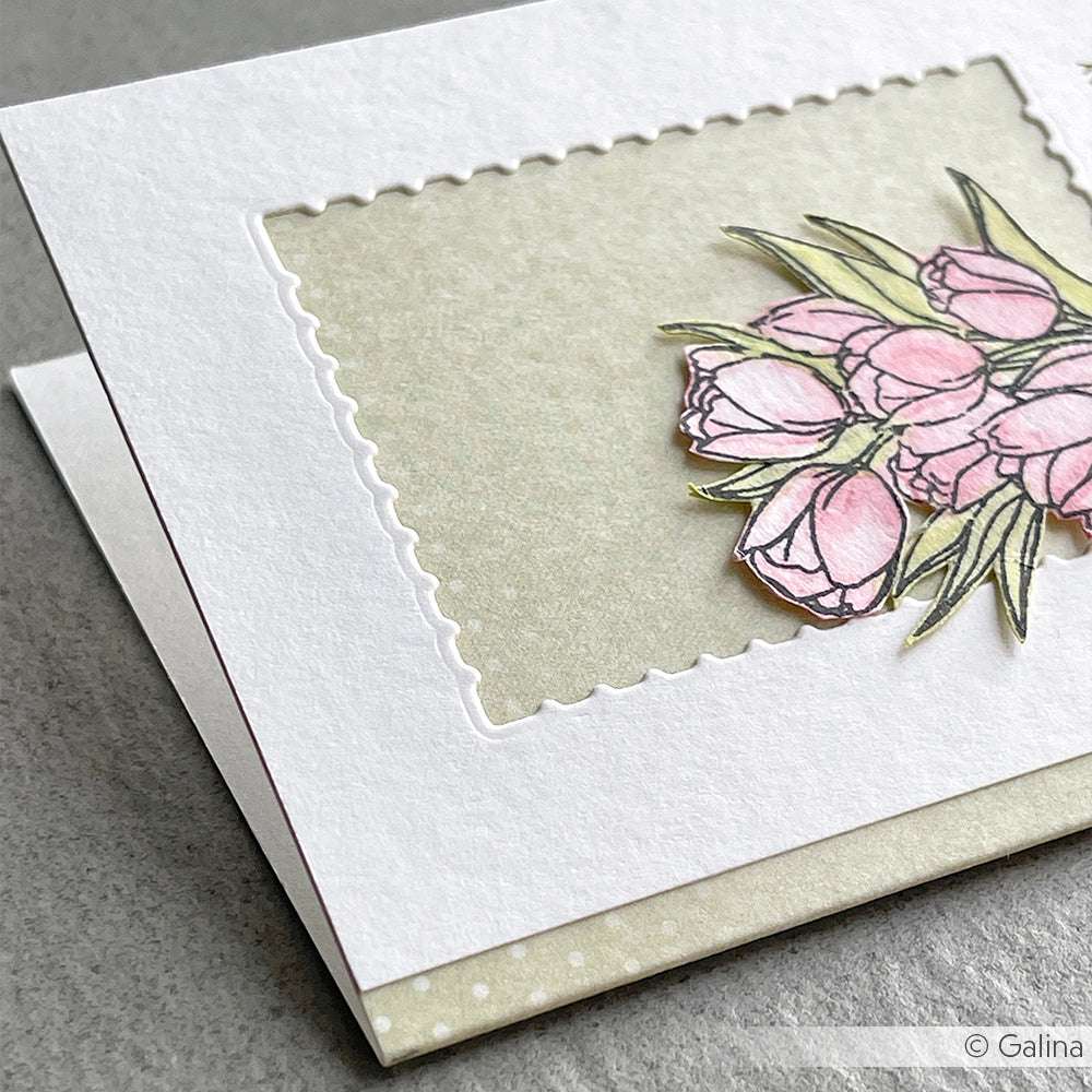 Die handgefertigte Karte von Alexandra Renke zeigt einen rosafarbenen Tulpenstrauß auf strukturierten beigen Designpapieren mit einem gezackten Fensterrahmen aus der Motivstanze Steck-Briefmarke.