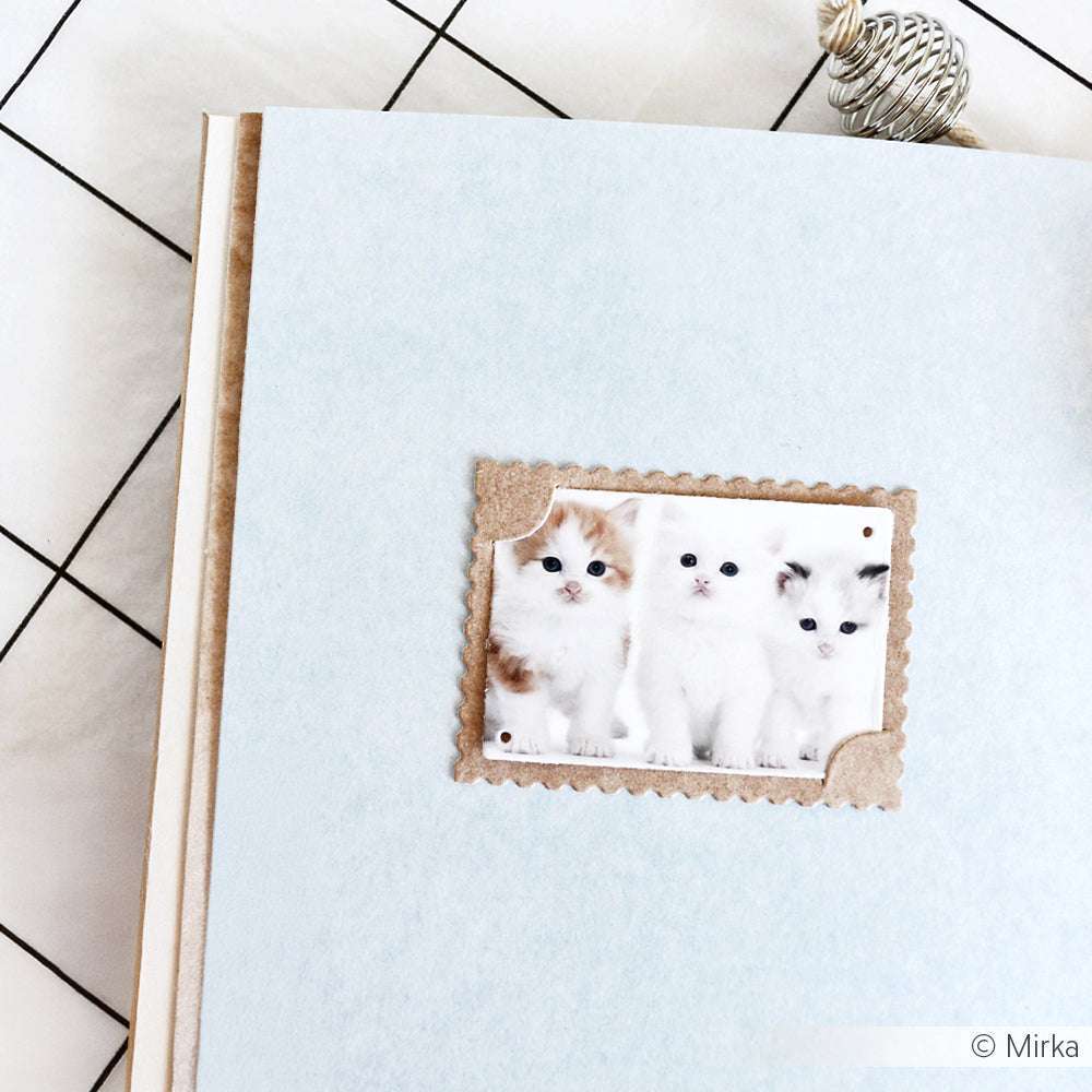 Fotoalbenseite mit drei Kätzchen - zwei weiße, ein orange-weißes - in einem beigen Rahmen. Perfekt zum Ausstellen mit Ihren Alexandra Renke Stanzen oder anderen kreativen Stanzsystemen.
