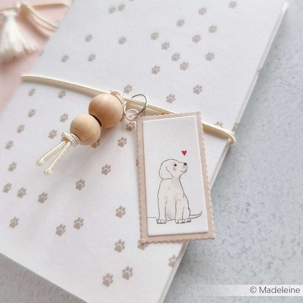 Alexandra Renke Notizbuch mit Pfotenabdruck, Holzperlenanhänger und einer Hundemarke - perfekt zur Kombination mit Ihrem Lieblings-Briefmarken-Etiketten-Set oder zur individuellen Gestaltung mit Motivstanze Stanzsysteme.
