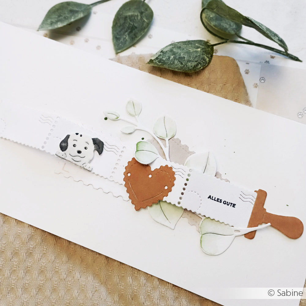 Handgefertigte Karte von Alexandra Renke mit einer Hundeillustration, einem Herzausschnitt, Blättern auf weißem Hintergrund, dem Text "ALLES GUTE" und detaillierten Akzenten, hergestellt mit Stanzsystemen und Motivstanze Briefmarken Rolle Dies.