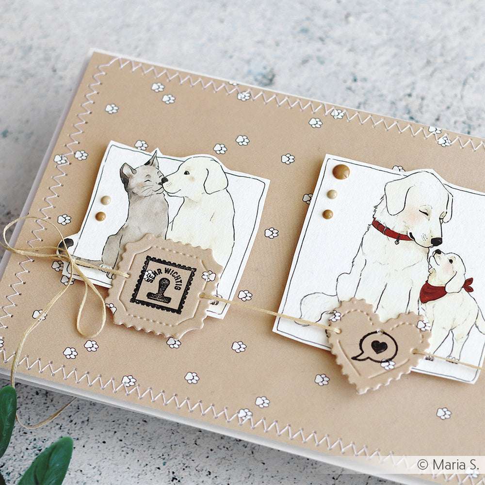 Handgefertigte Karte mit Hundeillustrationen, Pfotenabdrücken und Ziernähten auf hellbraunem Hintergrund, hergestellt mit Alexandra Renke Stanzen für Designpapier für einzigartige Effekte.