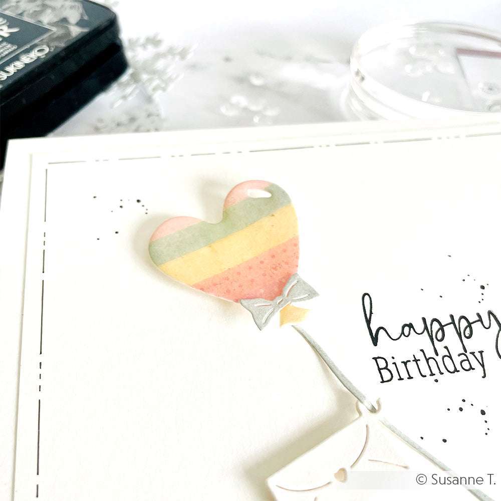 Herzförmiger gestreifter Ballon auf einer Geburtstagskarte mit "Happy Birthday"-Text, minimalem Dekor und handgefertigt mit der Alexandra Renke Motivstanze Herzballon für einen charmanten handgemachten Touch.