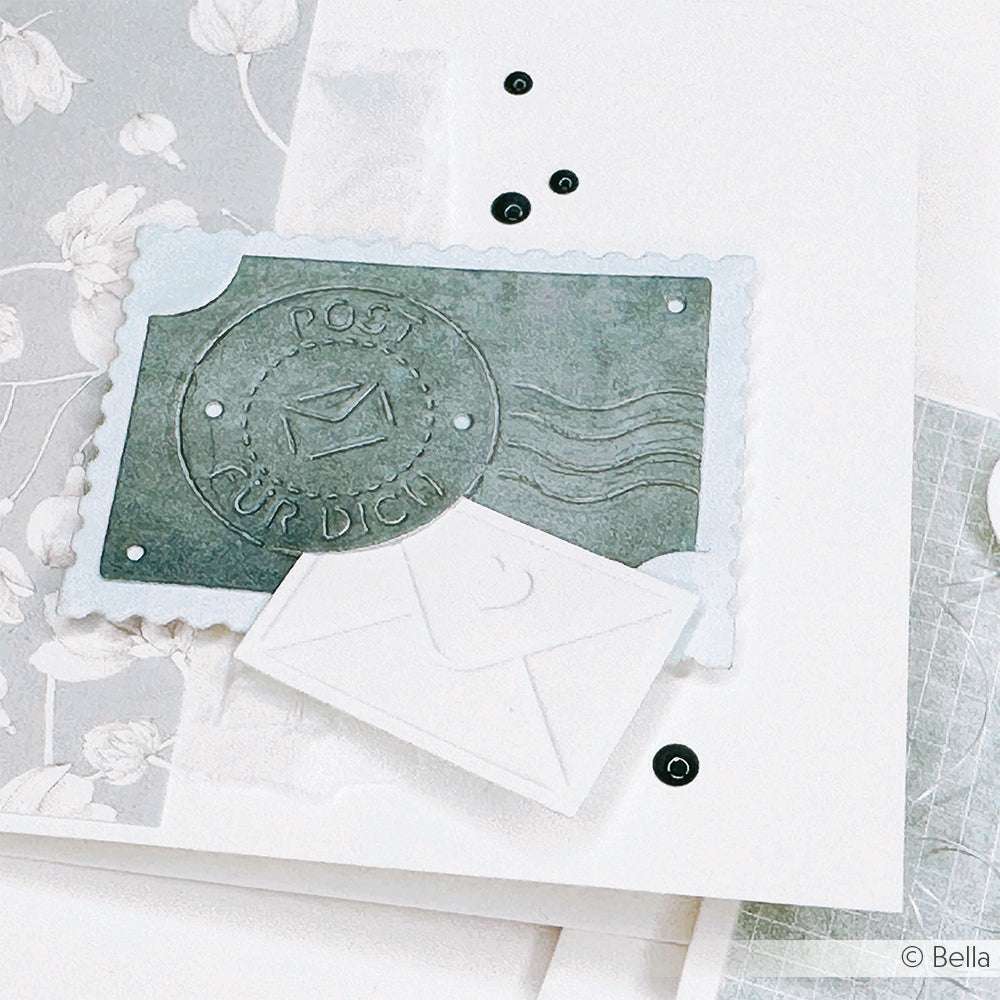 Prägekarte von Alexandra Renke mit "Post für Dich" und Umschlagdekor auf floralem und gitterförmigem Hintergrund, hergestellt mit ihren Designpapieren und DieCut Systemen.