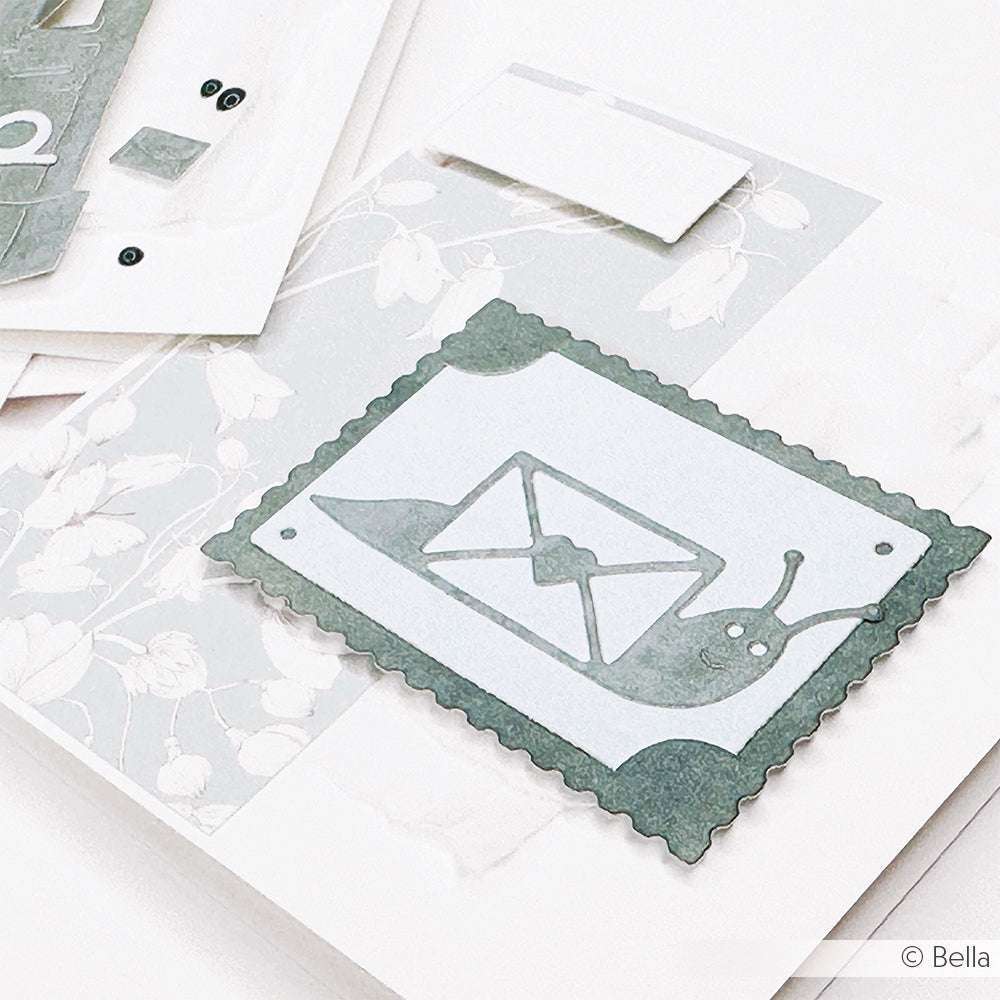 Eine Karte mit einer Schnecke, die einen Umschlag auf einem floralen Hintergrund trägt. Gestaltet mit dem Alexandra Renke Motivstanze Schneckenpost Dies Set für einzigartige Details.