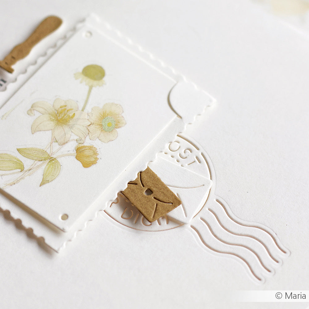 Eine florale Postkarte von Alexandra Renke, gefertigt aus hochwertigen Designpapieren mit kleinem Umschlag, geprägter Briefmarke und der schönen Motivstanze Liebe Grüße am Stiel auf weißem Papier.