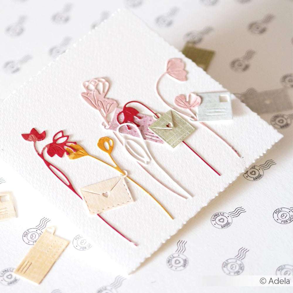 Papierblumen und winzige Umschläge auf einer strukturierten Karte, gestaltet mit Alexandra Renke Designpapieren und einer Motivstanze Büttenrand-Aufleger, auf Papier mit Stempelmotiven.