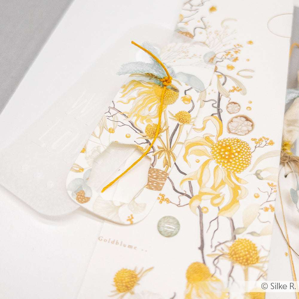 Alexandra Renke florales Lesezeichen mit einem gelben Chrysanthemenmotiv, das mit DieCut-Systemen präzise gefertigt und mit einer gelben Kordel auf weißem Hintergrund versehen wurde.