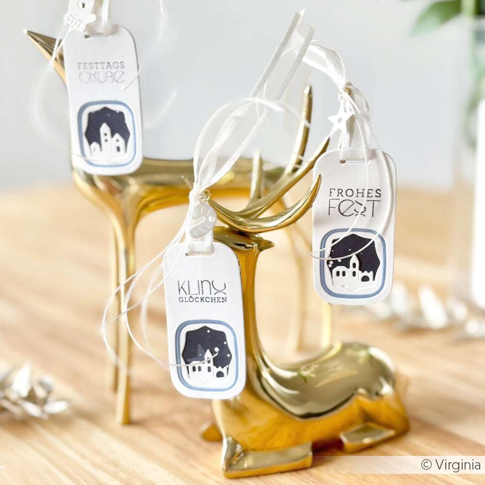 Zwei goldene Rentierfiguren mit Weihnachtsanhängern aus Alexandra Renke Designpapier, mit deutschen Grüßen, Winterszenen und detaillierten Schichten mit Motivstanze Schichtetikett.