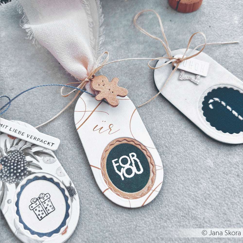 Drei dekorative Geschenkanhänger von Alexandra Renke aus Designerpapier mit dem Text FOR YOU, einer Geschenkbox und festlichen Akzenten. Gestanzt für ein einzigartiges Finish - ideal, um jedem Geschenk eine besondere Note zu verleihen.