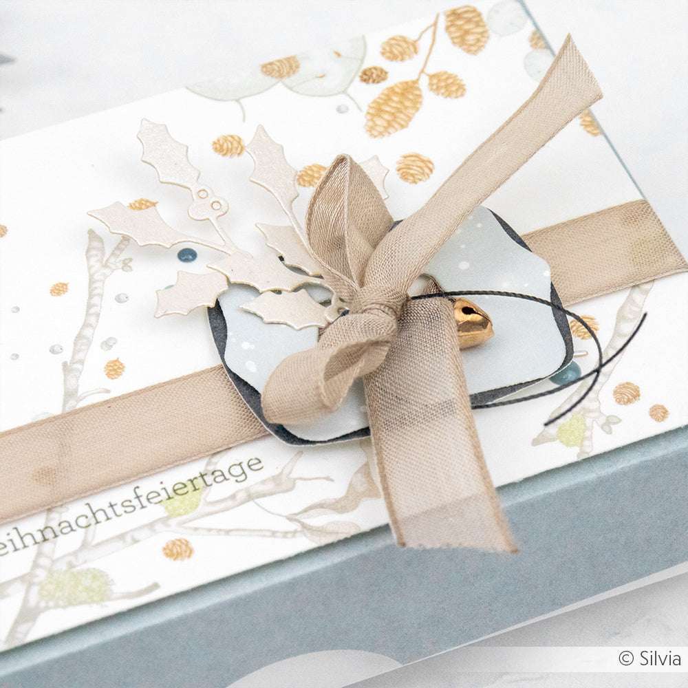 Geschenkkarton mit beigem Band, Stechpalme, Goldglöckchen und winterlichem Design von Alexandra Renke - ideal zur Präsentation Ihres Stanzen für Designpapiers oder passend zu den DieCut Systemen.