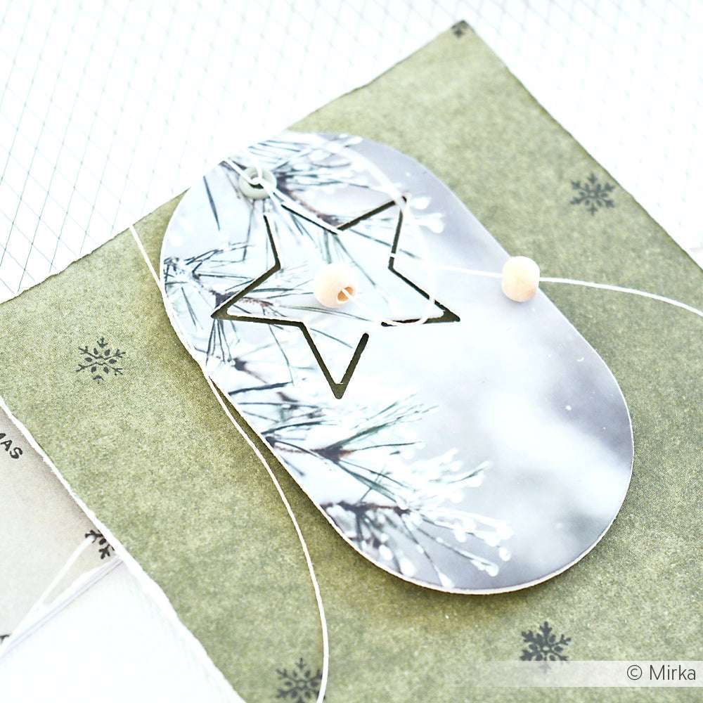 Ovale Karte mit Stern-Ornament, hergestellt mit Alexandra Renke Motivstanze Stern-Schnalle, Perlen und Tannenzweig-Foto auf grünem und weißem Alexandra Renke Designpapier für einen mehrschichtigen, strukturierten Effekt.