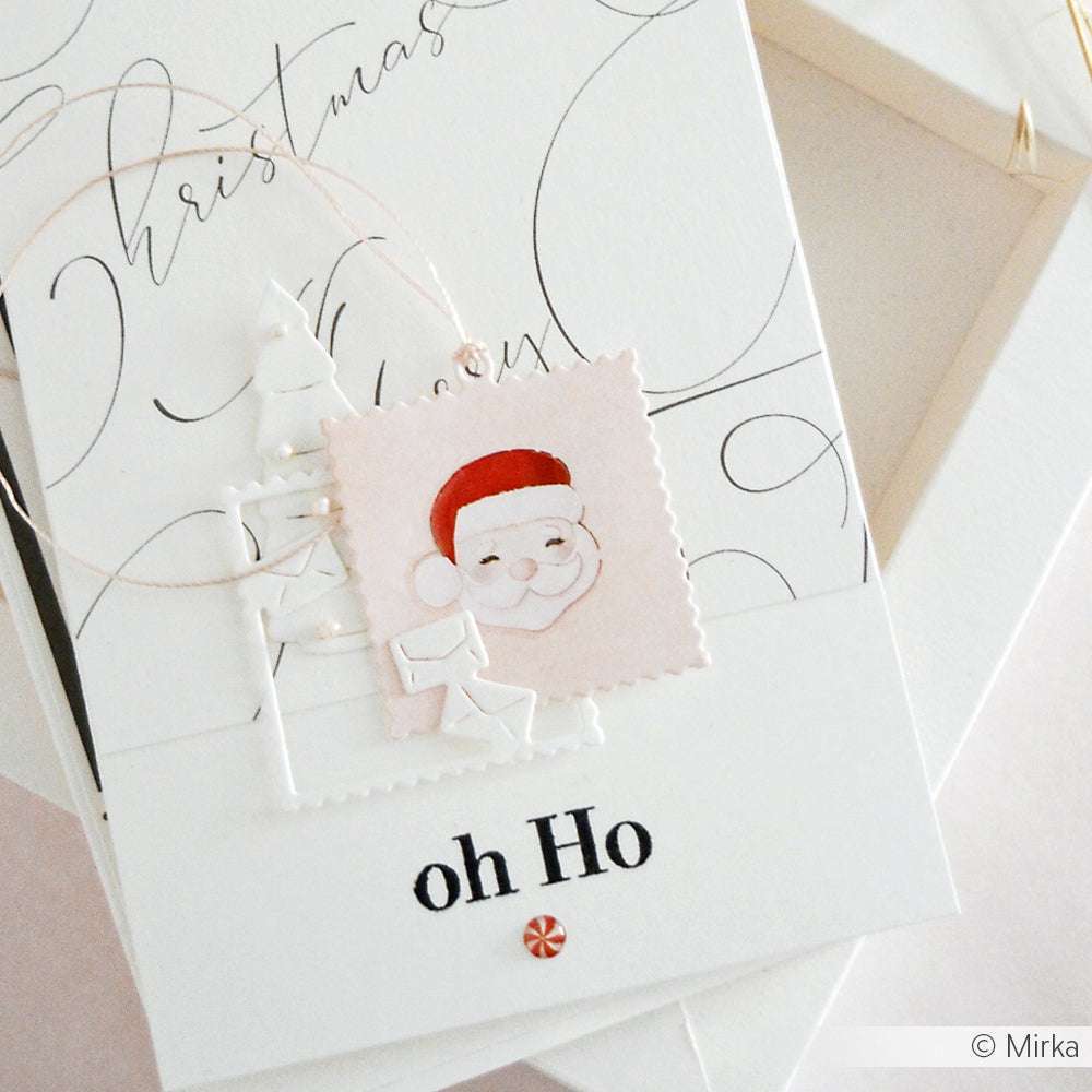 Die Weihnachtskarte von Alexandra Renke zeigt einen "Oh Ho"-Text und ein Weihnachtsmanngesicht auf weißem, festlichem Briefpapier, das mit Designpapieren und einem Motivstanze-Briefmarken-Rahmen für einen charmanten, polierten Look sorgt.