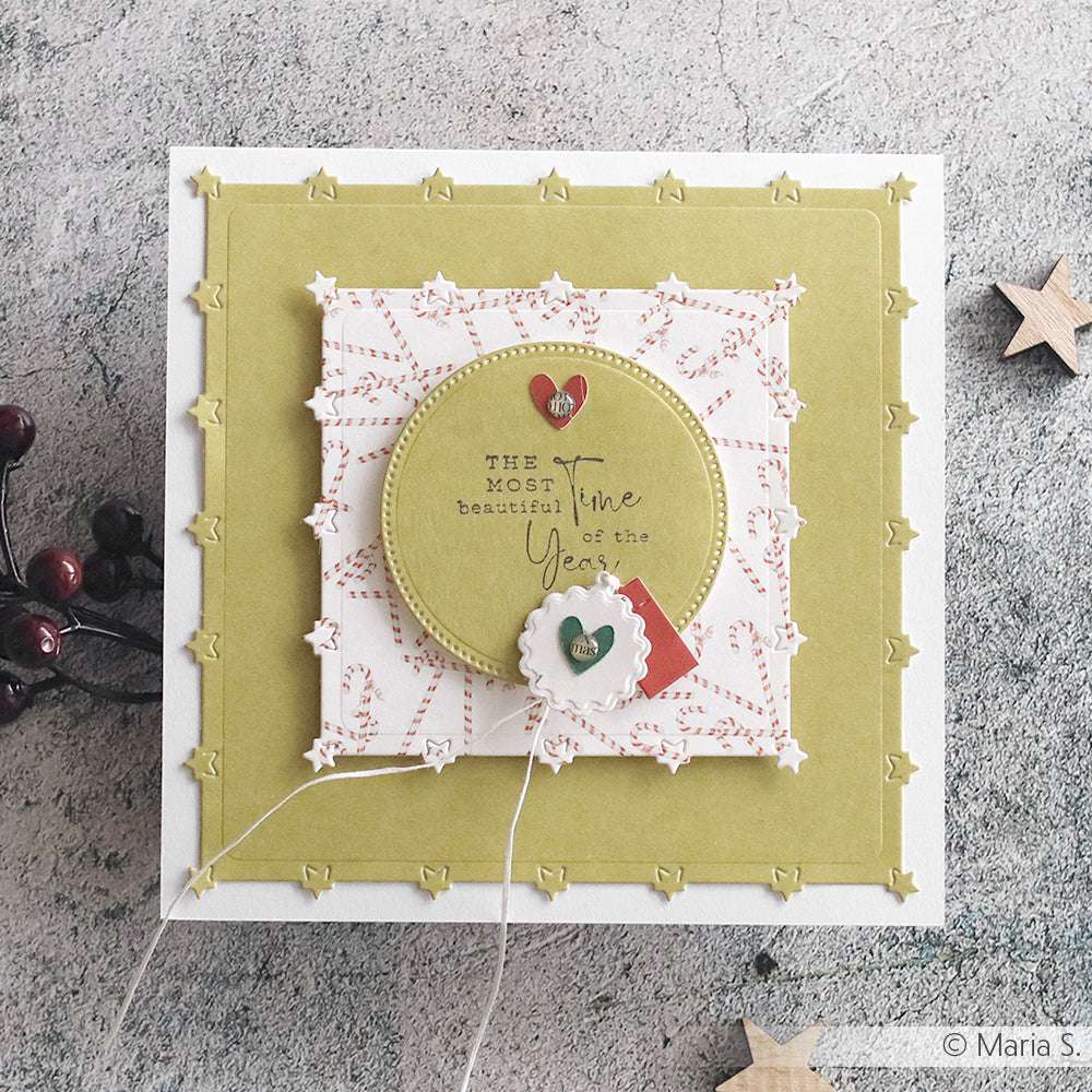Quadratische handgefertigte Weihnachtskarte von Alexandra Renke mit Lagenpapier, Herzakzenten und dem Text "Die schönste Zeit des Jahres". Mit Kartenaufleger, der mit einer Motivstanze gefertigt wurde, für zusätzliche Details und Charme.