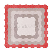 Eine quadratische Papierserviette von Alexandra Renke mit gewellten roten, grauen und weißen Rändern und Wellenschliff - ideal zum Kombinieren mit den passenden Designpapieren oder als Inspiration für Ihr nächstes Dies-Bastelprojekt.