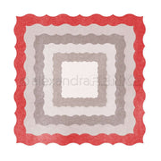 Eine quadratische Serviette von Alexandra Renke mit gewellten Rändern und konzentrischen Schichten aus Rot, Taupe und Weiß, die an den Ornamentrand-Kartenaufleger erinnern.