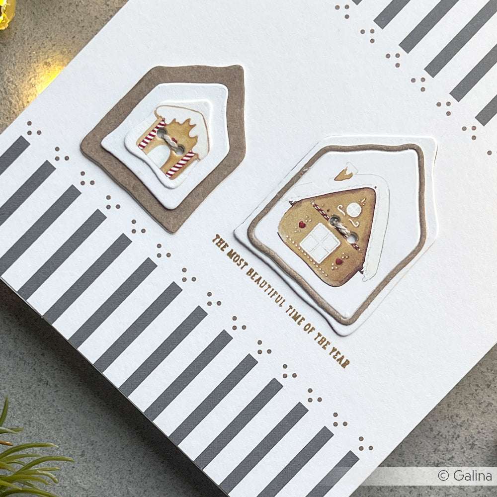 Eine Karte mit zwei Lebkuchenhaus-Ausschnitten aus Alexandra Renke Motivstanze Haus Knöpfe, gestreiftem und gepunktetem Designpapier und dem Text "Die schönste Zeit des Jahres".