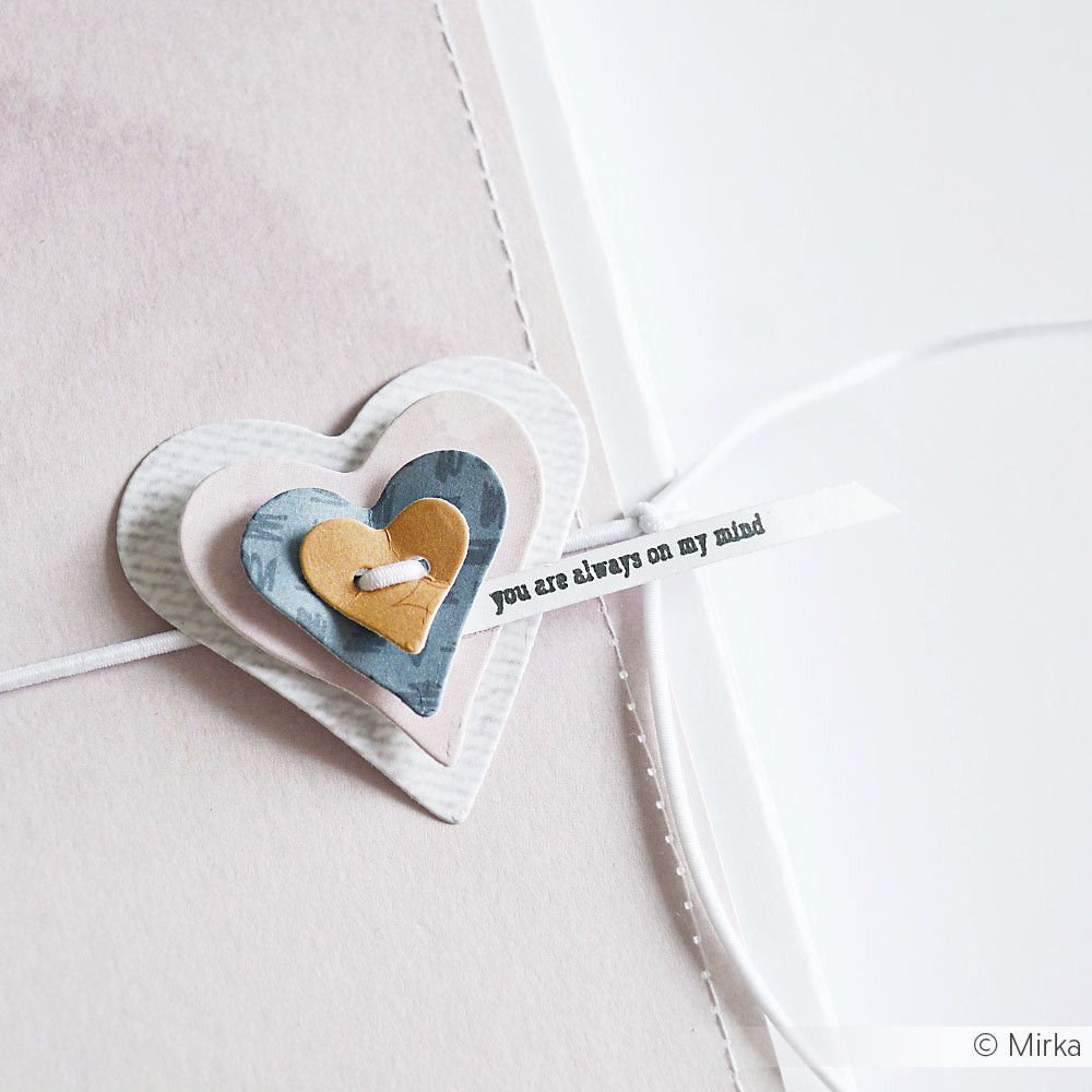 Die Designpapiere Herz von Alexandra Renke, die mit der Stanze Herz Knöpfe hergestellt wurden, sind geschichtet und enthalten ein kleines Schildchen mit der Aufschrift "you are always on my mind" auf einem klaren weißen Hintergrund.