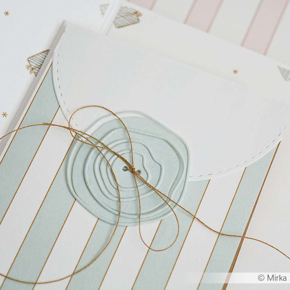 Eine Nahaufnahme eines verschlossenen Umschlags mit Wachssiegel und goldener Schnur auf gestreiftem Briefpapier von Alexandra Renke - ideal, um kreative Akzente zu setzen und elegant zu präsentieren.