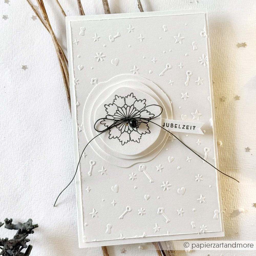 Weiße, geprägte Karte mit einer schwarzen Blumenillustration, runden Schichten und einer schwarzen Schleife. Erstellt mit Alexandra Renke Designpapieren und detaillierten Schnitten für zusätzliche Dimension.