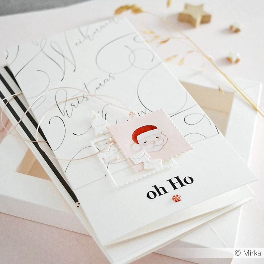 Diese elegante weiße Weihnachtskarte von Alexandra Renke zeigt eine Weihnachtsmann-Illustration und den Schriftzug "Oh Ho" - perfekt zu kombinieren mit Ihren Lieblings-Dies oder dem Motivstanze Briefmarken Etikett Duo der beliebten Stanzsysteme.