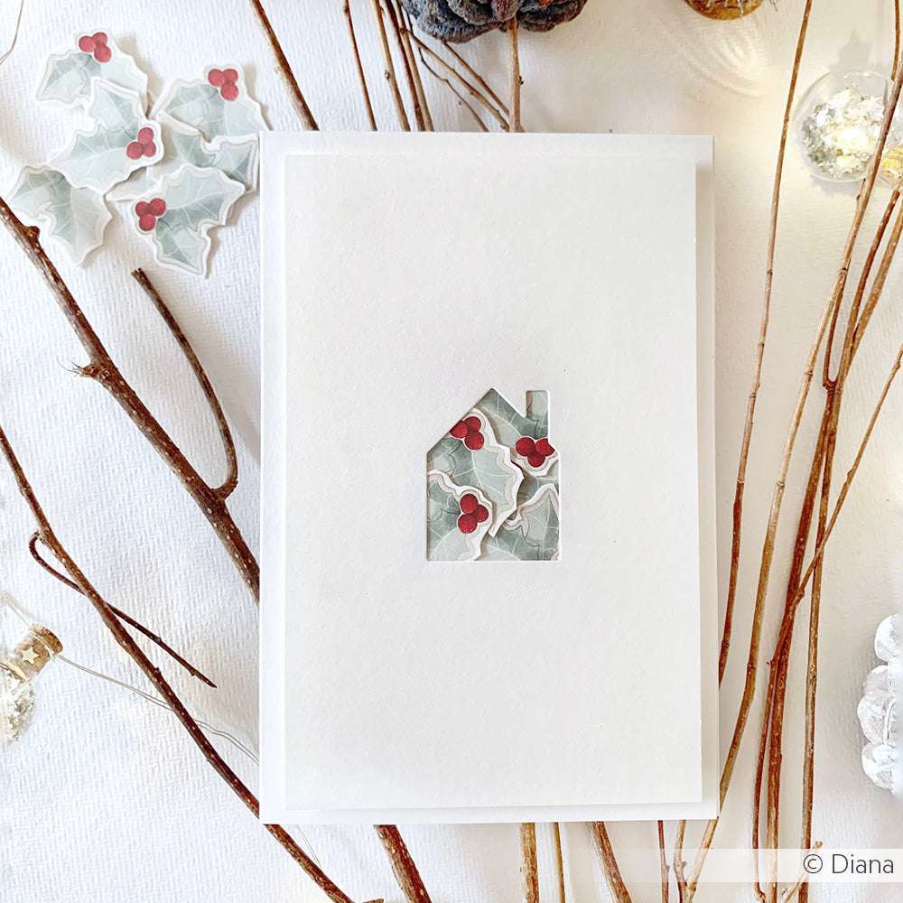 Minimalistische Weihnachtskarte von Alexandra Renke, gestaltet mit Designerpapier und einem Haus Etikett Duo-Ausschnitt, der Stechpalmenblätter, rote Beeren und Zweige zeigt.